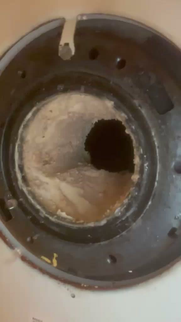 Bride de chauffe-eau presque obstruée par le calcaire